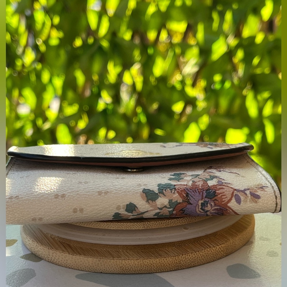 ⭐️ Authentic Coach Cream Floral Key-holder (6)